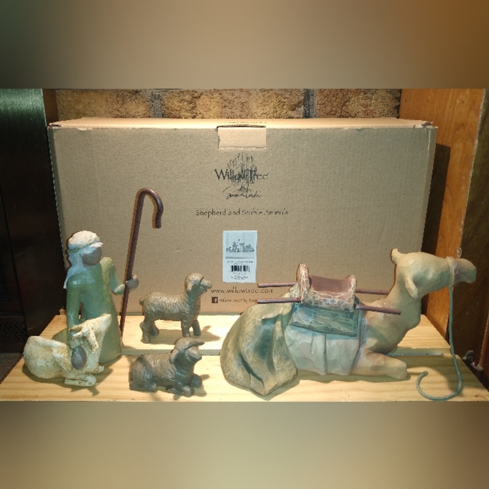 New in Box Willow Tree by Susan Lordi Shepherd and Stable Animals #26105